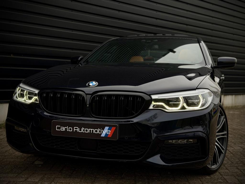 BMW 5 Serie 540i xDrive M-SPORT SOFT|B&W|DAK|HUD|360|MASSAGE, Auto's, Gebruikt, Euro 6, 2000 kg, Zwart