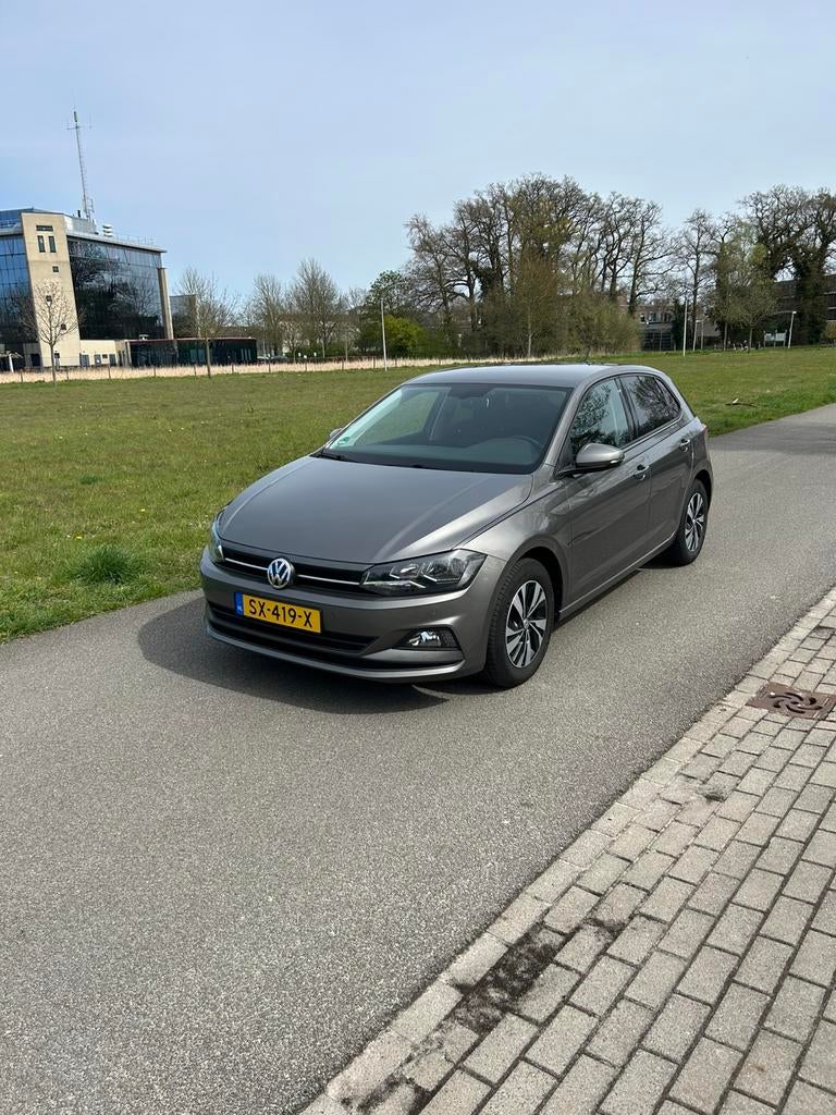 Volkswagen Polo 1.0 TSI 95pk 2018 Grijs, Auto's, Achterwielaandrijving, 40 €/maand, Zwart, 23 km/l