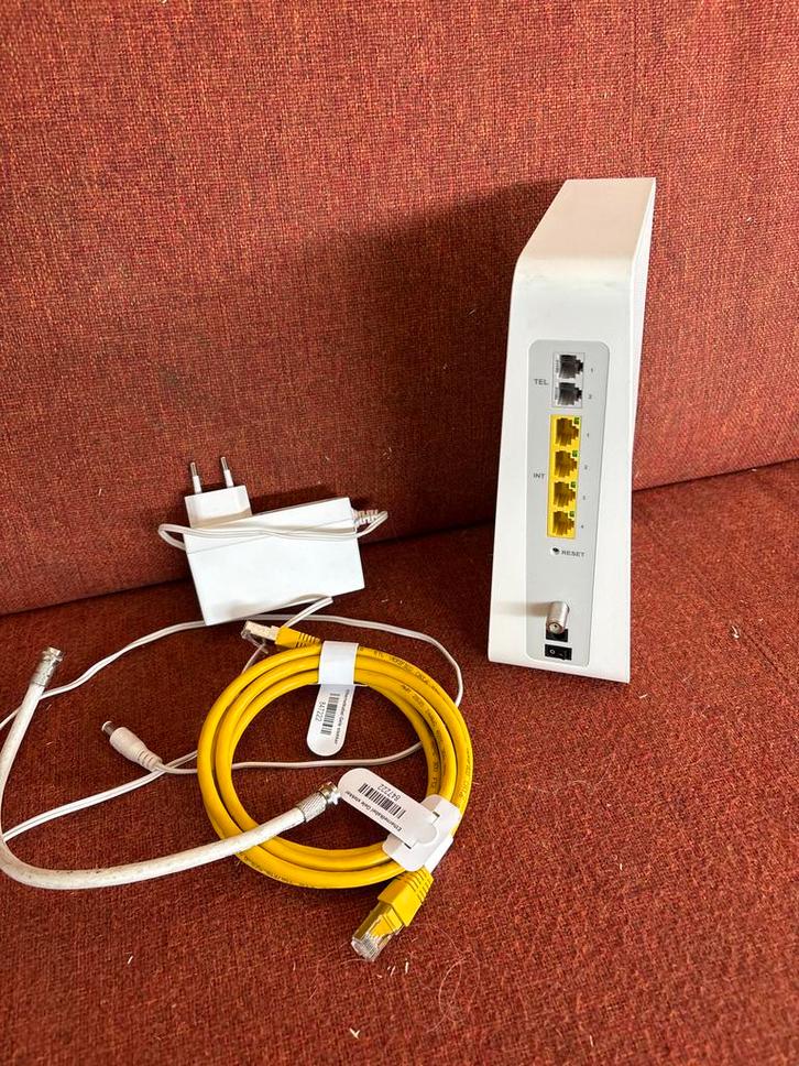 Ziggo kabelmodem CH7465LG-ZG, Computers en Software, Routers en Modems, Gebruikt, Router met modem, Ophalen of Verzenden