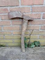 Oude roestige hakbijl met houten steel, Ophalen of Verzenden