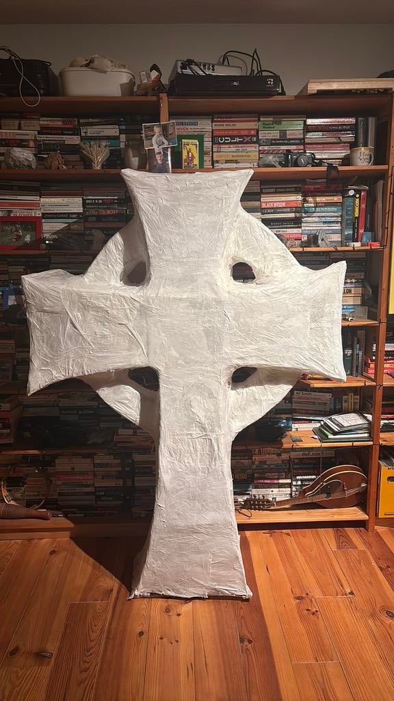 Ketisch kruis gemaakt van rijstpapier en wilgentakken, Ophalen