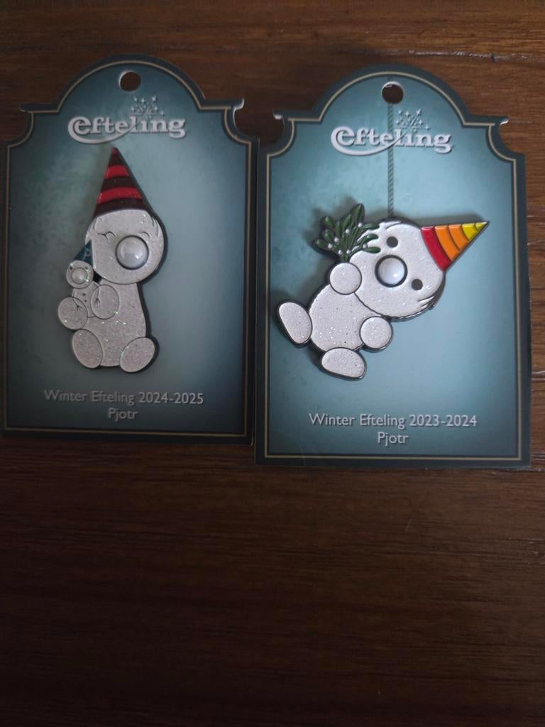 Twee Efteling Pjotr pins.    OOK TE RUIL voor efteling pins, Verzamelen, Ophalen of Verzenden, Nieuw, Button of Speldje