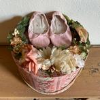 Hoedendoos, krans, balletschoentjes *tres jolie Duiven*, Verzenden