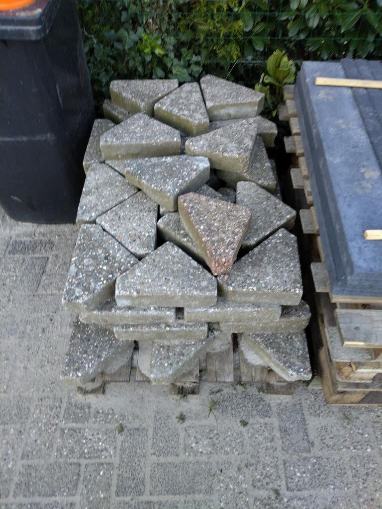 Circa 65mutsen betontegels in driehoek vorm - Gratis afhalen, Tuin en Terras, Gebruikt, Beton, Terrastegels, 5 tot 10 m²