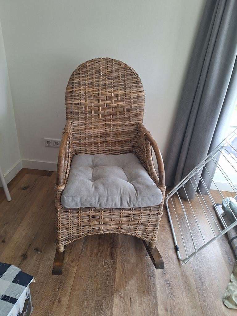 Comfortabele rotan schommelstoel met kussen, Huis en Inrichting, Stoelen, Gebruikt, Bruin, Stof, Eén