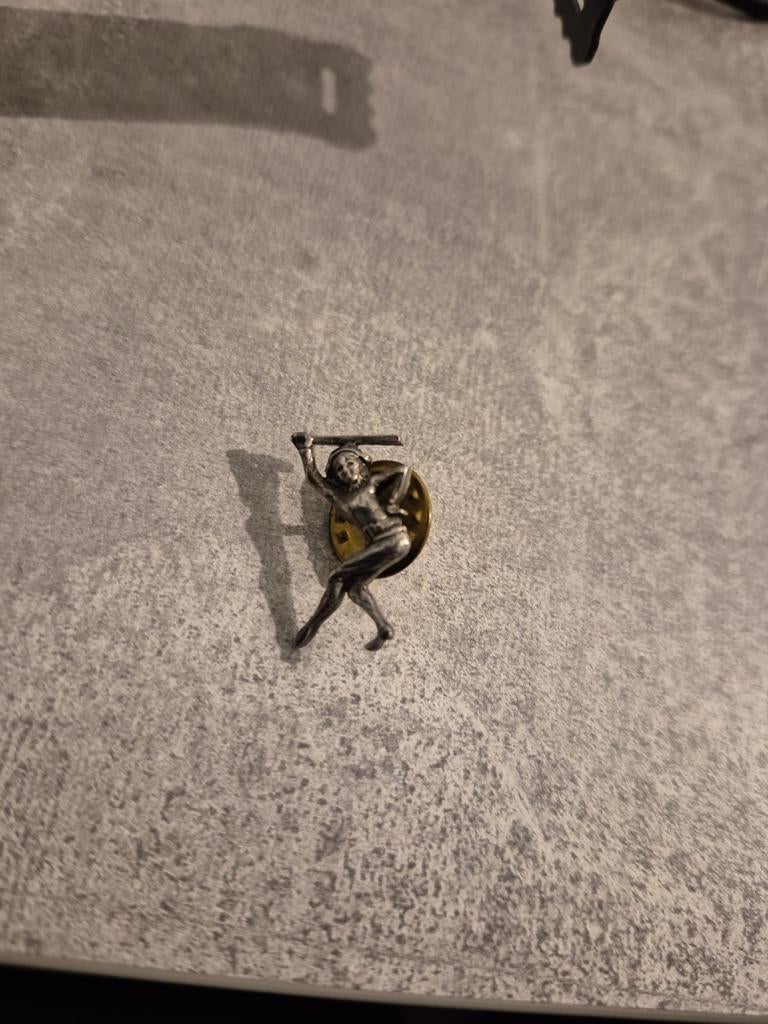 Vintage Pin: Sportieve Figuur met Honkbalknuppel, Verzamelen, Ophalen of Verzenden, Gebruikt, Sport, Speldje of Pin