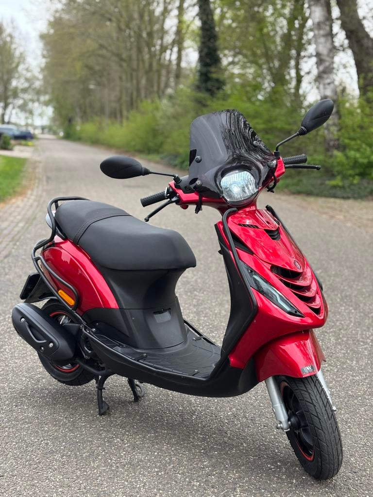 ✅ Zeer Nette Piaggio Zip Sp Brom 2022 4T CANDY RED! ✅, Fietsen en Brommers, Scooters | Piaggio, Zo goed als nieuw, Zip, Benzine