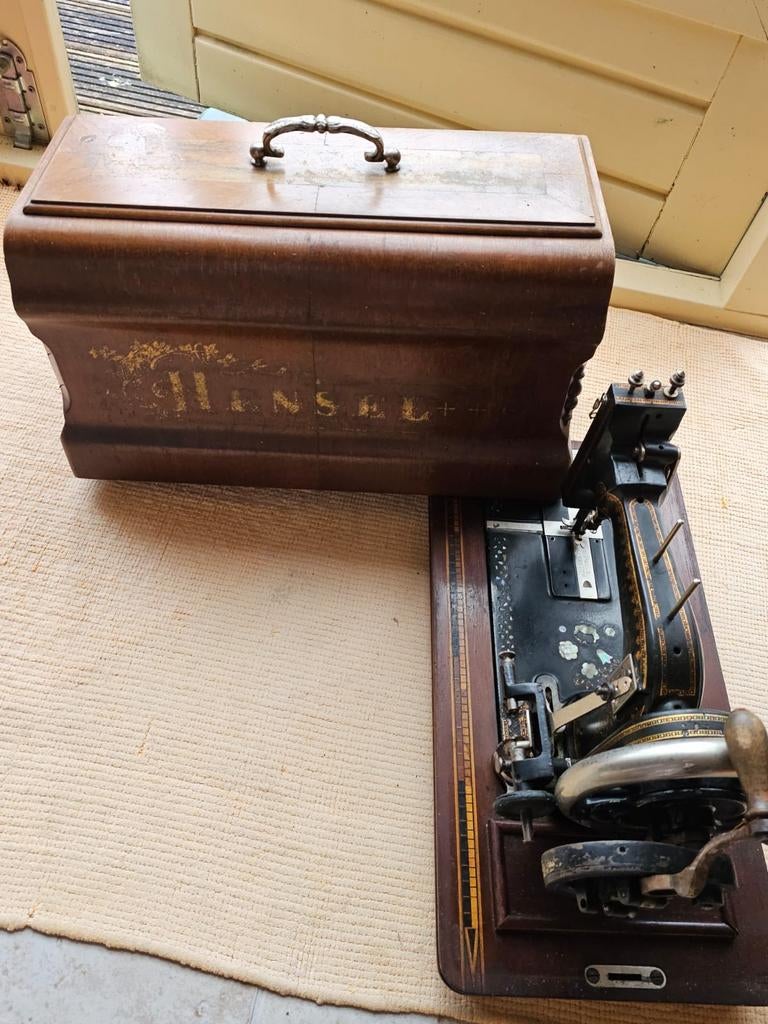 HENSEL NAAIMACHINE, Ophalen