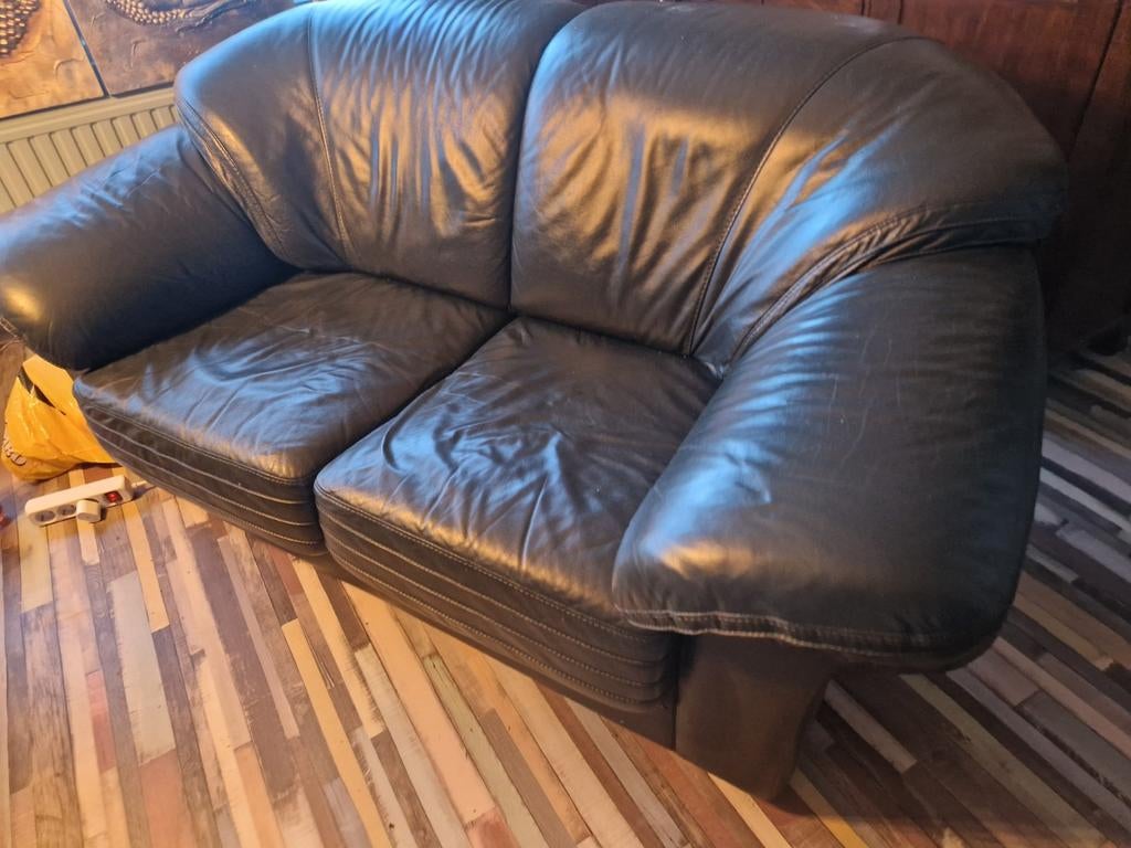 2x 2 zits  donderdag groen  leren tweezitsbank, Huis en Inrichting, Banken | Bankstellen, Ophalen, Gebruikt, 150 tot 200 cm, Tweepersoons