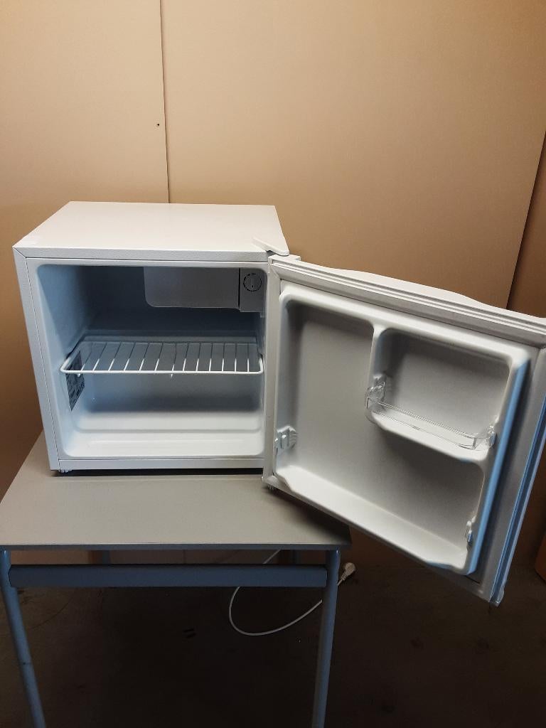 WISBERG mini koelkast met vriesvakje, Witgoed en Apparatuur, Koelkasten en IJskasten, Ophalen, Gebruikt, Minder dan 85 cm, .