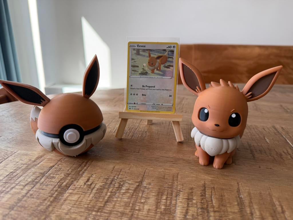 Eevee pokemon kaart + kaart standaard + figure + pokeball, Verzamelen, Ophalen of Verzenden, Nieuw