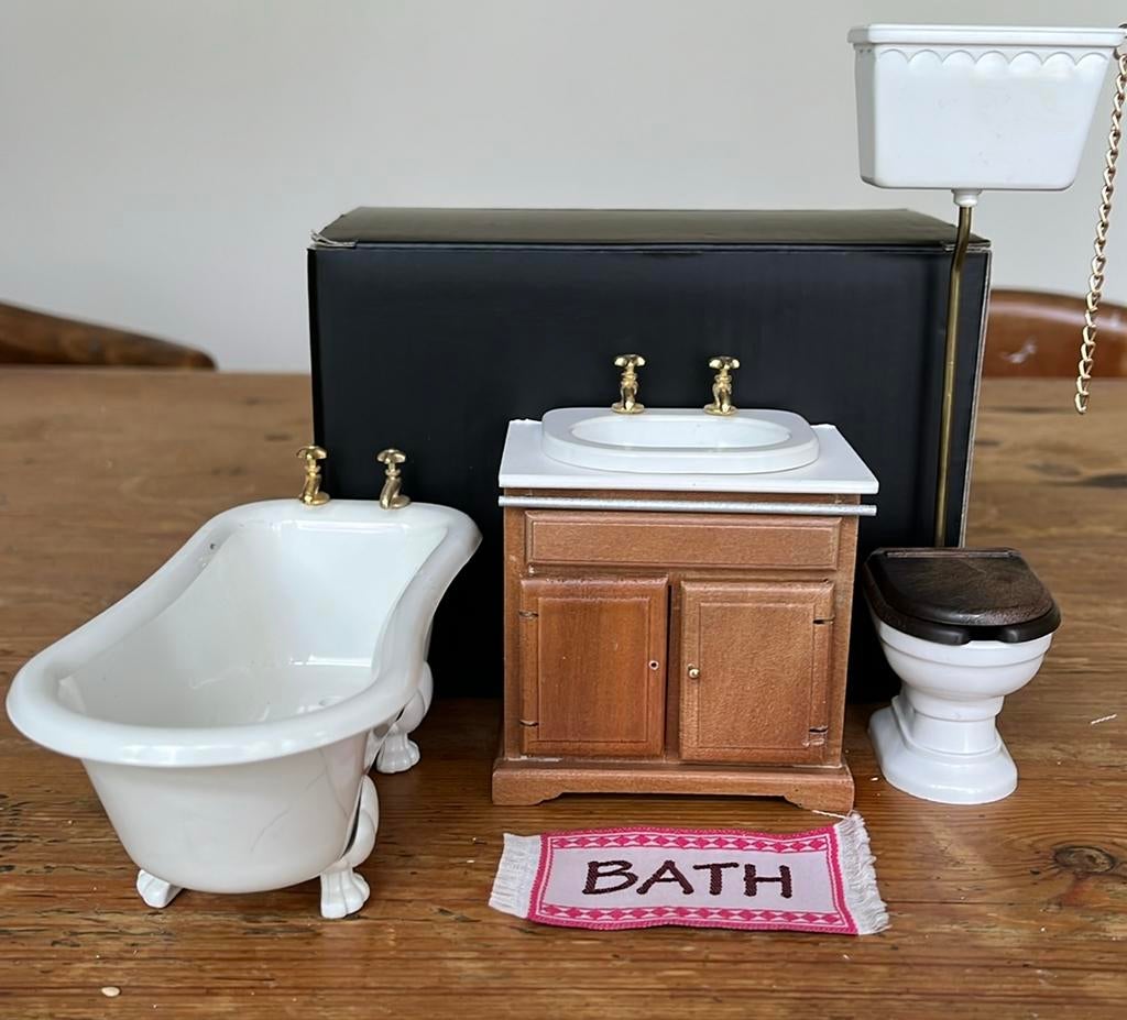 Badkamer toilet ligbad wasbak kunststof poppenhuis, Ophalen of Verzenden, Gebruikt, Poppenhuis