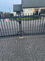 Elektrisch hek met 2 motoren, 11m breed, 160cm hoog, Ophalen, Met poort, Spijlenhekwerk, Zo goed als nieuw