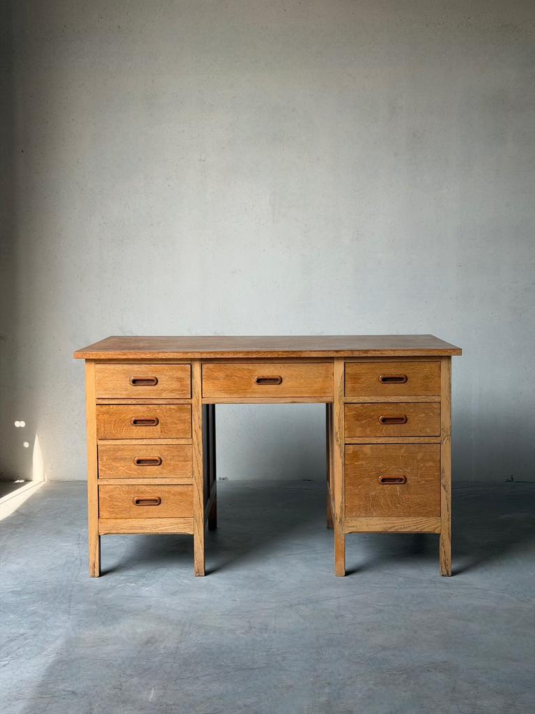 Vintage houten bureau met lades, Ophalen, Gebruikt
