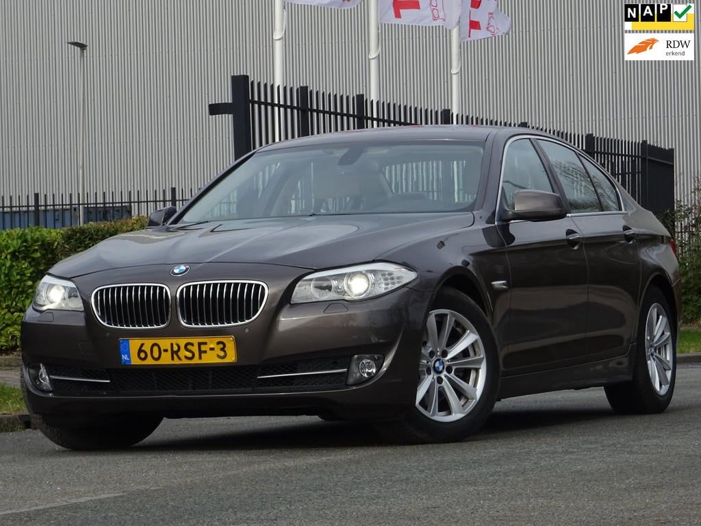 BMW 5-serie 523i High Executive NL-AUTO NAP/LEER/NAV/PDC/APK, Auto's, BMW, Euro 5, Achterwielaandrijving, Gebruikt, Beige