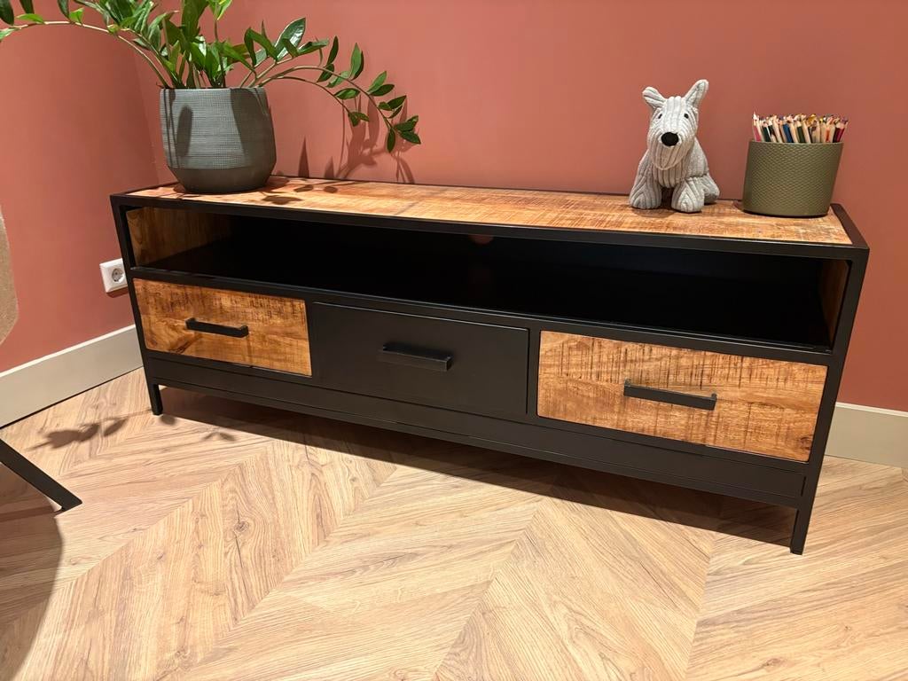 Industriële TV-meubel met mangohout en metaal, Ophalen, 100 tot 150 cm, Zo goed als nieuw, Minder dan 100 cm