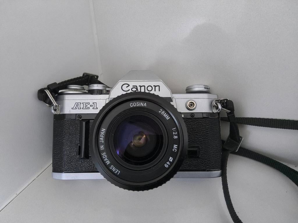 Canon AE1 Camera met een Cosina 28mm 1:2.8lens en draagriem, Ophalen of Verzenden, Spiegelreflex, Canon