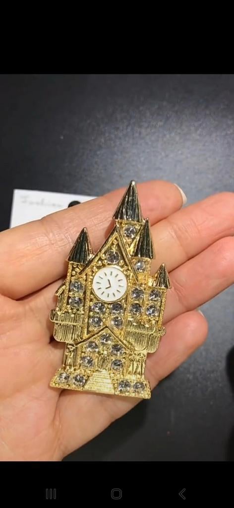 Nieuwe gouden broche met klokdesign en strass steentjes, Sieraden, Tassen en Uiterlijk, Broches, Ophalen, Overige materialen, 4 tot 7 cm