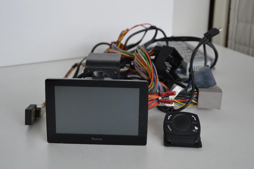 PARROT  ASTEROID  MARKET  TABLET, Ophalen of Verzenden, Zo goed als nieuw