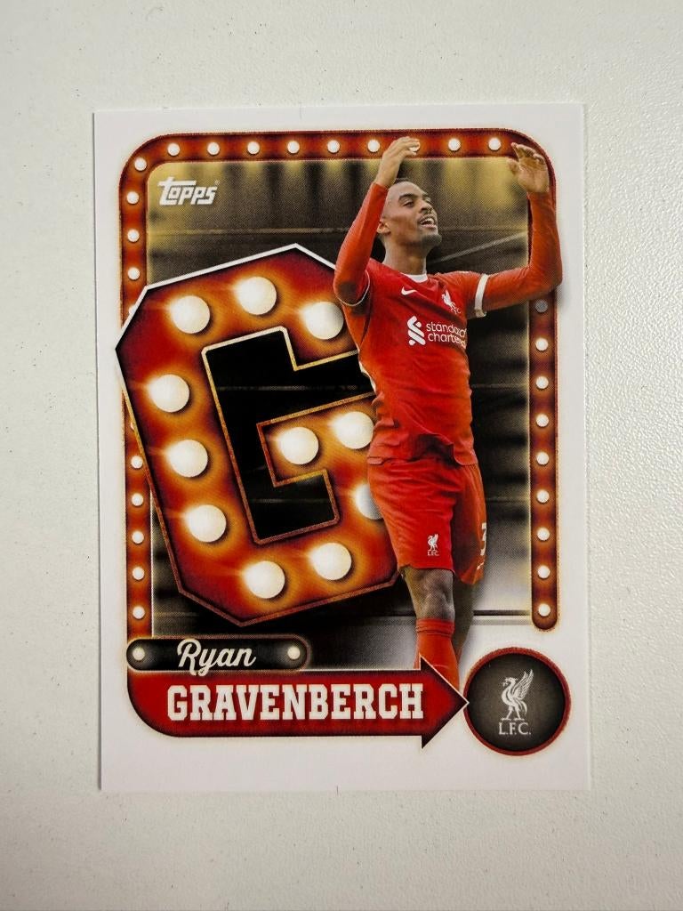 24 Ryan Gravenberch Collector Tin Liverpool 2025-26, Ophalen of Verzenden, Nieuw, Buitenlandse clubs, Poster, Plaatje of Sticker