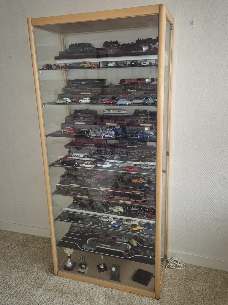 Complete collectie modelauto’s & treinen + vitrinekast, Ophalen, Zo goed als nieuw, 25 tot 50 cm, 50 tot 100 cm