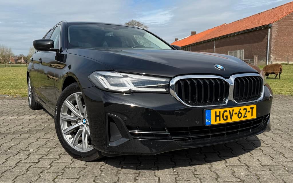 BMW 5 Serie 530e 292pk 2021 Zwart Trekhaak HUD HarmanKardon, Auto's, Automaat, 1998 cc, Achterwielaandrijving, 4 cilinders