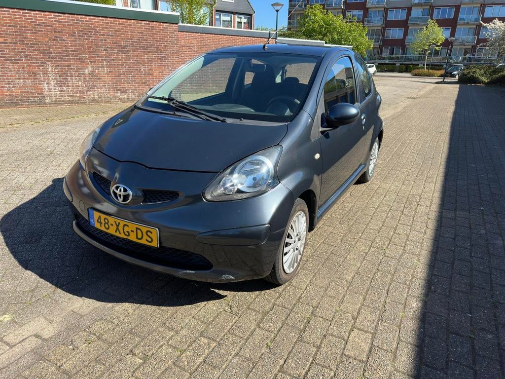 Toyota Aygo 1.0 12V Vvt-i 3DRS MMT 2007 Grijs, Auto's, Toyota, Voorwielaandrijving, 4 stoelen, 68 pk, Origineel Nederlands