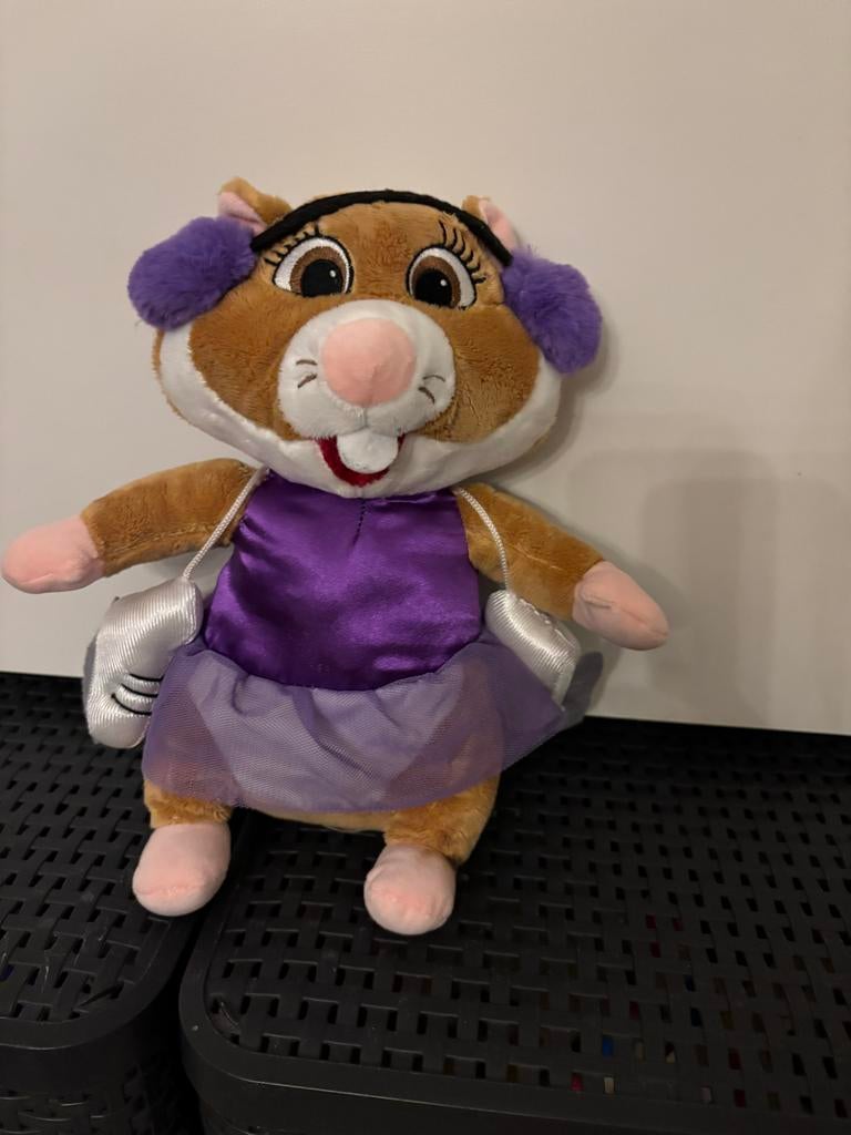 AH Hamster knuffel met paarse jurk schaatsen en oorwarmers!, Hamster, Ophalen of Verzenden, Zo goed als nieuw, Middelgroot (20 tot 80 cm)