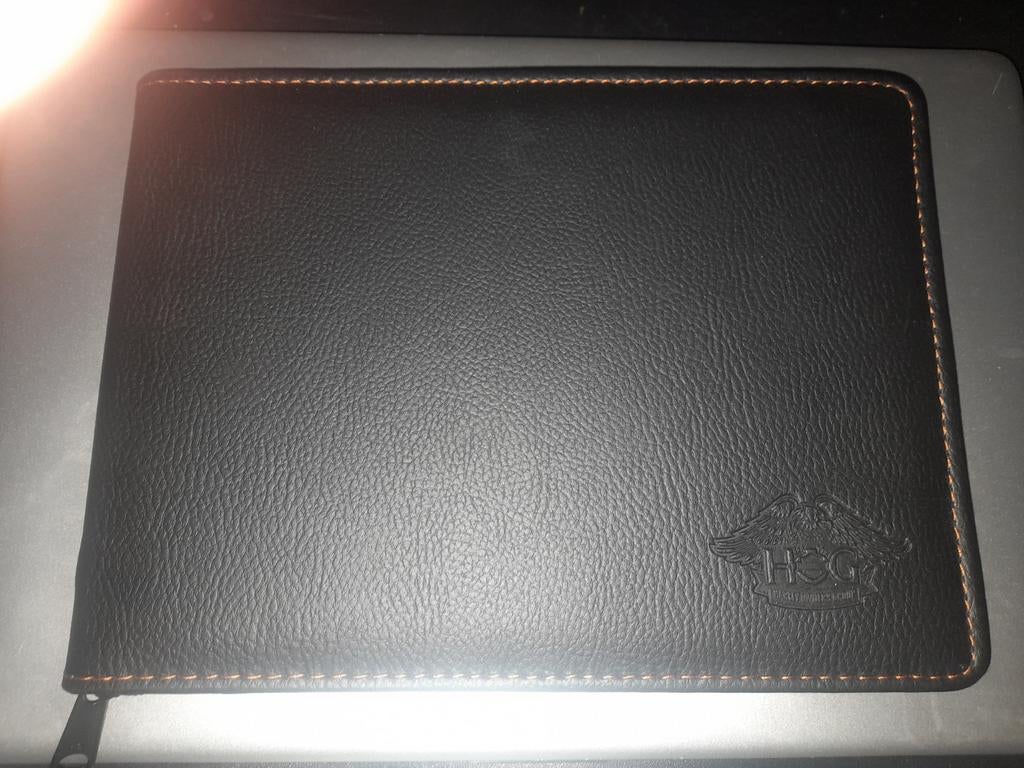 Opbergmap, badge en pin Harley Owners Club (nieuw), Ophalen of Verzenden