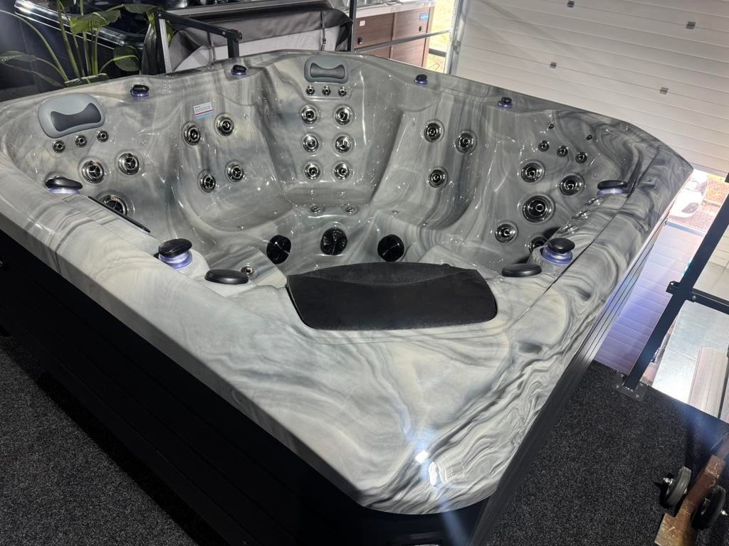 Aanbieding spa van €10.500  nu voor €8350,-, Ophalen of Verzenden, Zo goed als nieuw, Pomp