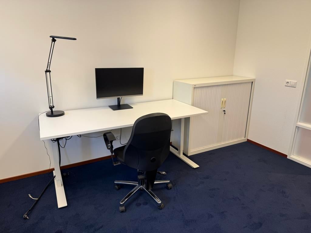 Complete werkplek (e bureau, kast, monitor, lamp, stoel), Ophalen, Gebruikt, Werkplek, Complete inventaris