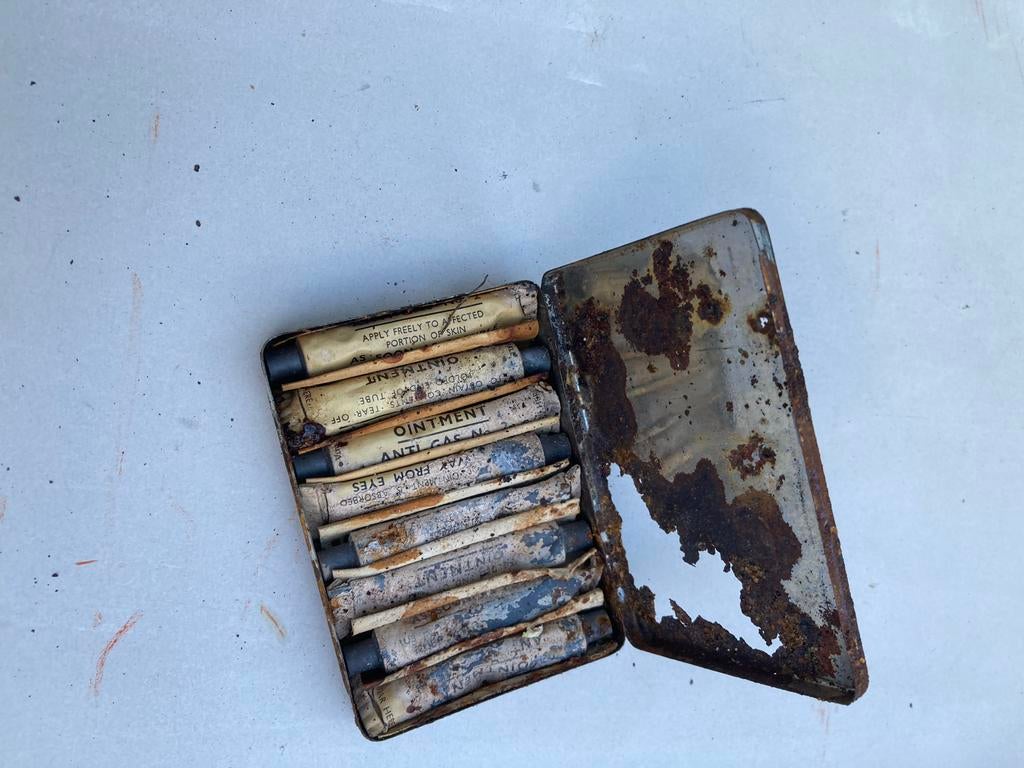 Brits WO2 Relic Zalfblikje met Inhoud - Bodemvondst, Ophalen of Verzenden, Landmacht, Engeland, Hulzen of Bodemvondsten