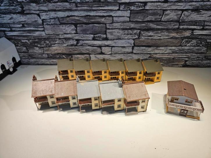 Rijtjewoningen bungalows 13x N spoor modeltrein 1:160, Hobby en Vrije tijd, Modeltreinen | N-Spoor, Gebruikt, Brug, Tunnel of Gebouw