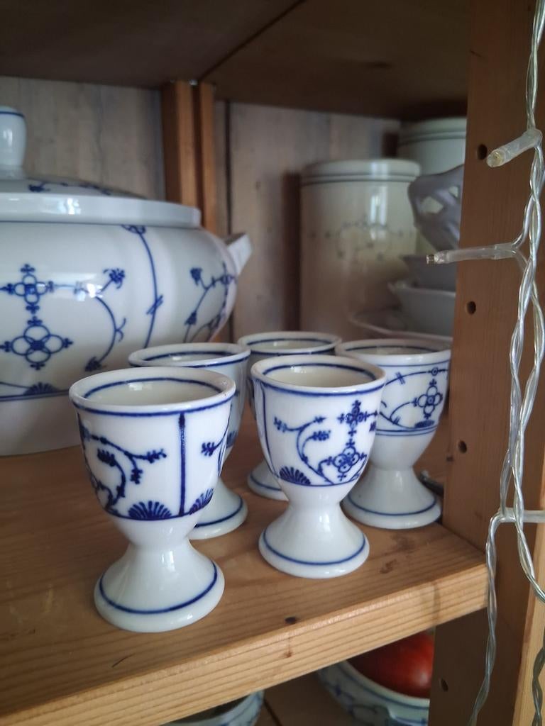 Eierdopjes op voet  blauw saks, Ophalen of Verzenden