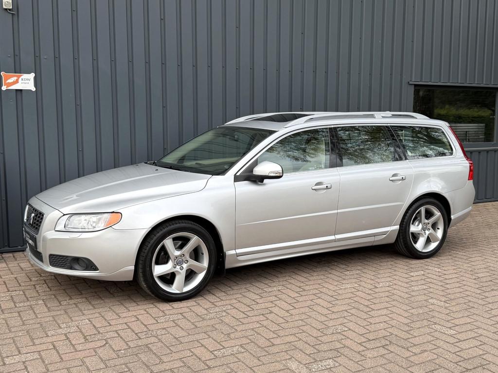 Volvo V70 3.2 Summum YOUNGTIMER!/117.585 KM!/DYNAUDIO!/APK!/, 238 pk, Beige, Zilver of Grijs, 6 cilinders
