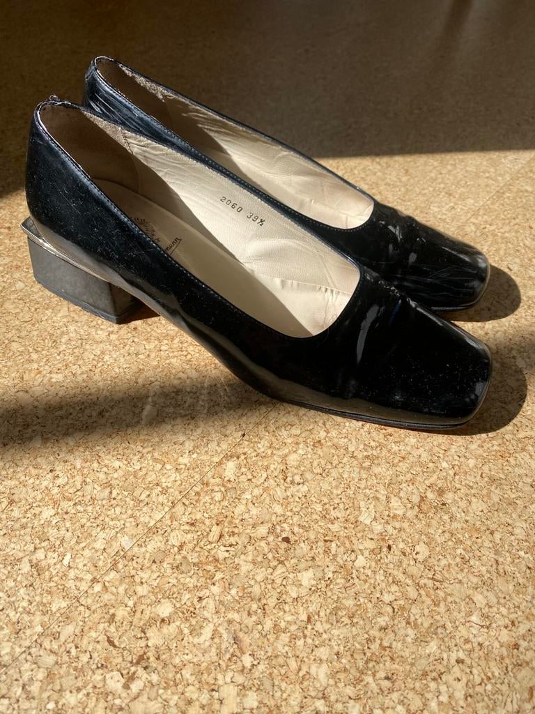 Leuke zwarte Dungelman lakleren hakjes 39,5, Kleding | Dames, Schoenen, Ophalen of Verzenden, Gedragen, Zwart, Schoenen met lage hakken