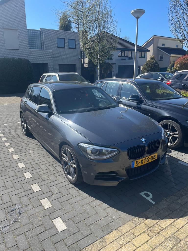 BMW M135i xDrive High Executive | Leer | Origineel NL Auto, Auto's, Metallic lak, Zwart, Vierwielaandrijving, Particulier