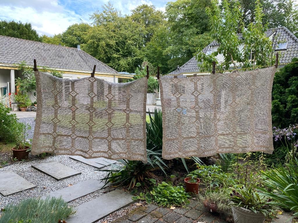 Vintage 2 heel fijn met de hand gehaakte gordijnen., Huis en Inrichting, Stoffering | Gordijnen en Lamellen, 200 cm of meer, Zo goed als nieuw