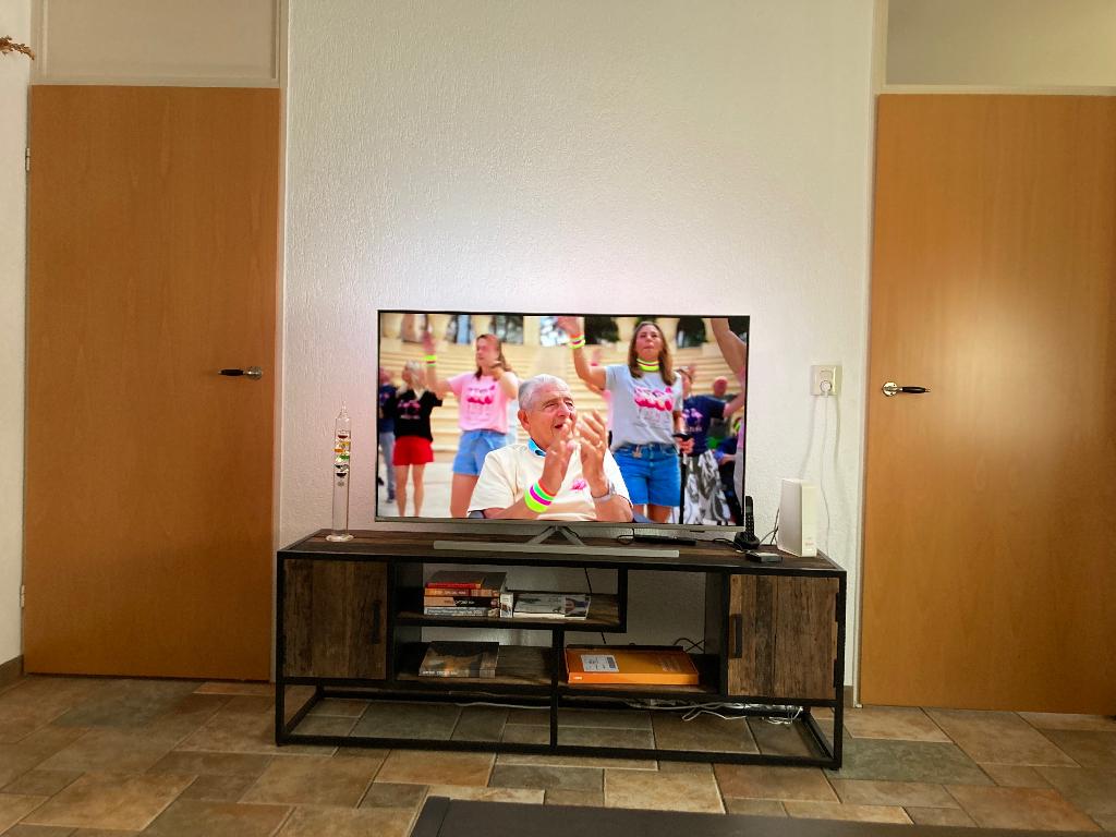 TV meubel, 150 tot 200 cm, Zo goed als nieuw, Minder dan 100 cm, 25 tot 50 cm