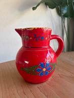 Rode aardewerk kan met bloemmotief folklore vintage vaas, Gebruikt, Aardewerk of Porselein, Ophalen of Verzenden, Minder dan 50 cm