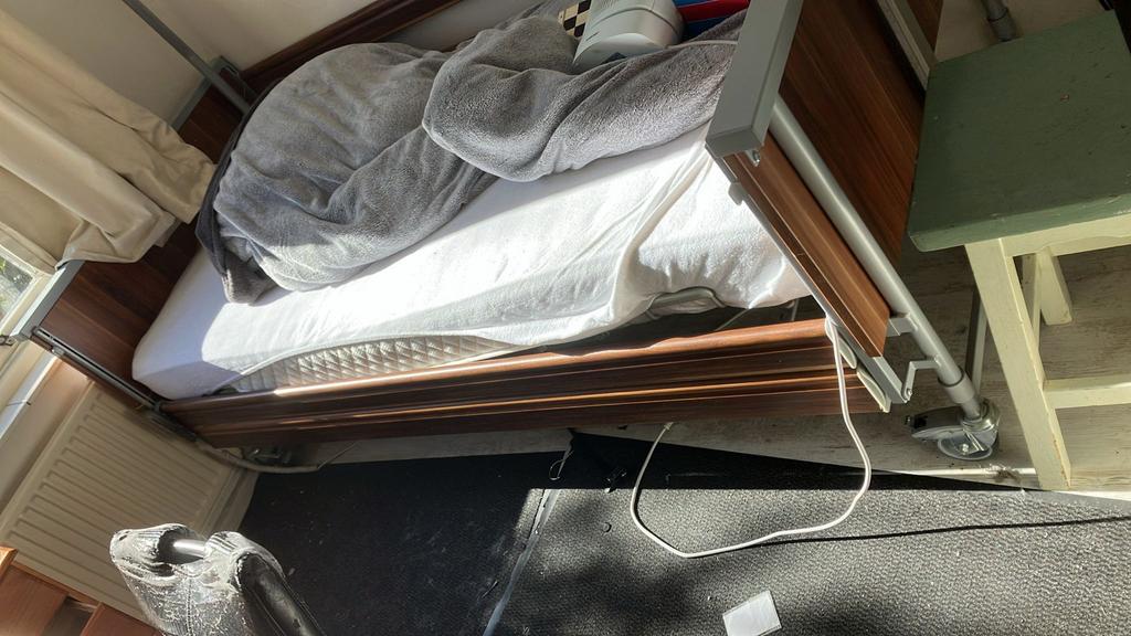 Ziekenhuis bed, Ophalen of Verzenden, Eenpersoons, Hout