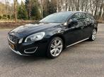 Volvo V60 T3 150PK Navigatie / Trekhaak / Cruise / Styling, Auto's, Volvo, Voorwielaandrijving, Zwart, 4 cilinders, Zwart