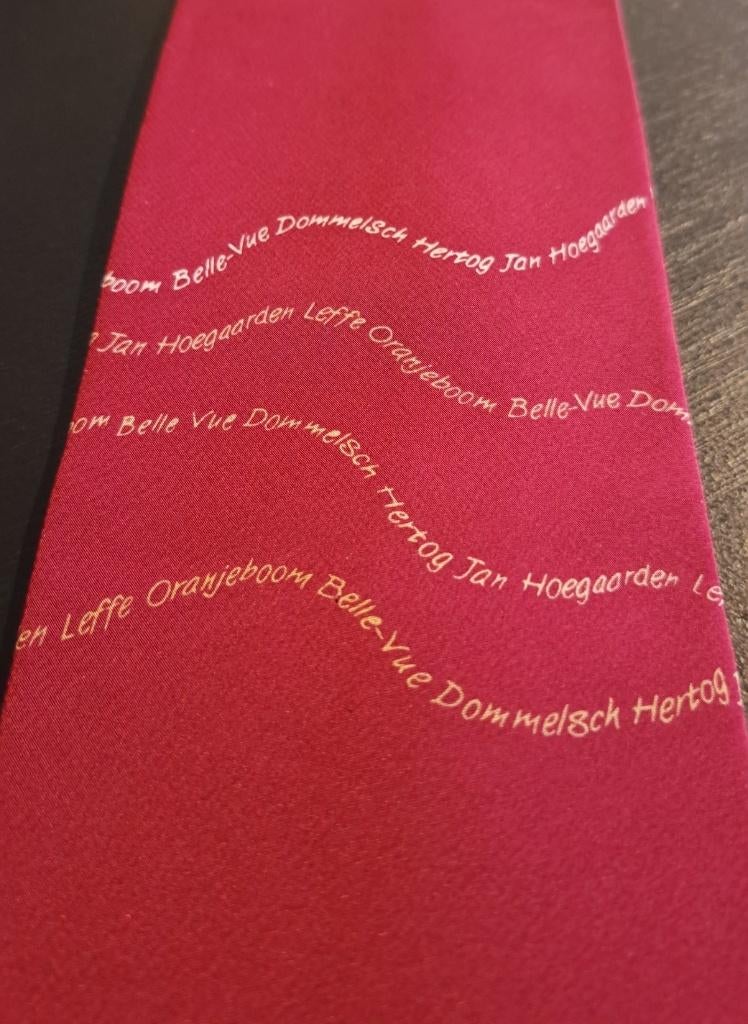 Interbrew Nederland BV stropdas rood Hertog Jan, Dommelsch, Verzamelen, Merken en Reclamevoorwerpen, Ophalen of Verzenden, Nieuw