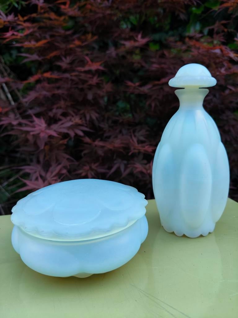 Tsjechische opaline set: parfumfles en poederdoos, Ophalen of Verzenden