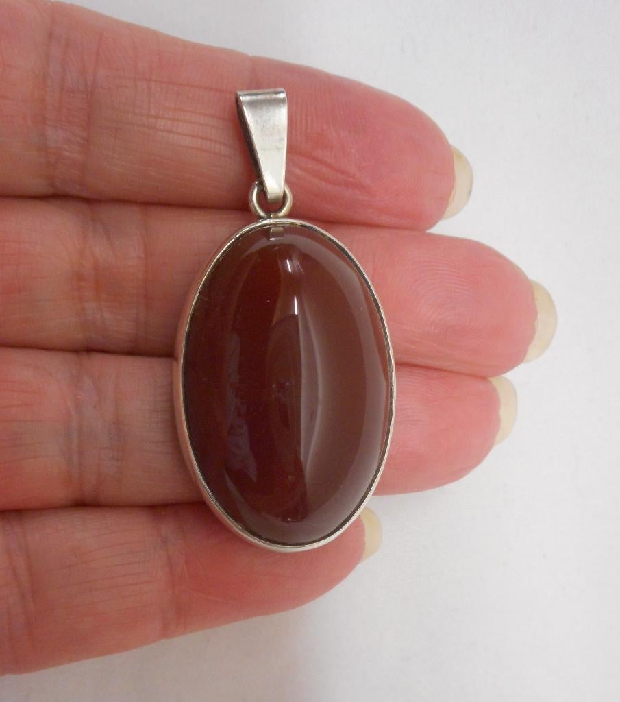 Zilveren hanger met grote ovale rode steen nr.128