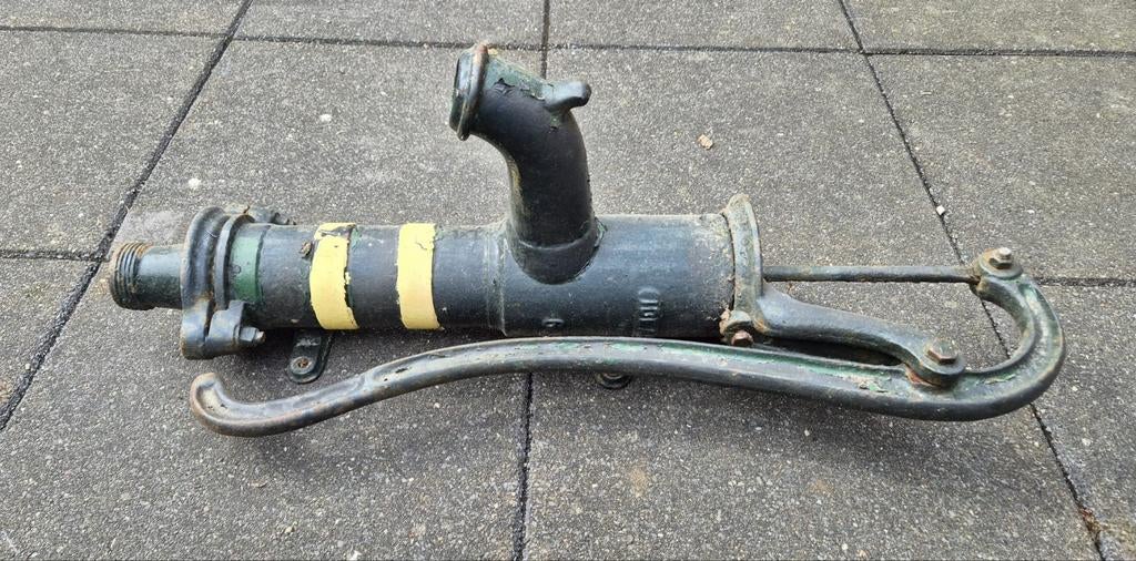 Antieke gietijzeren waterpomp - Decoratief object, Ophalen, Gebruikt