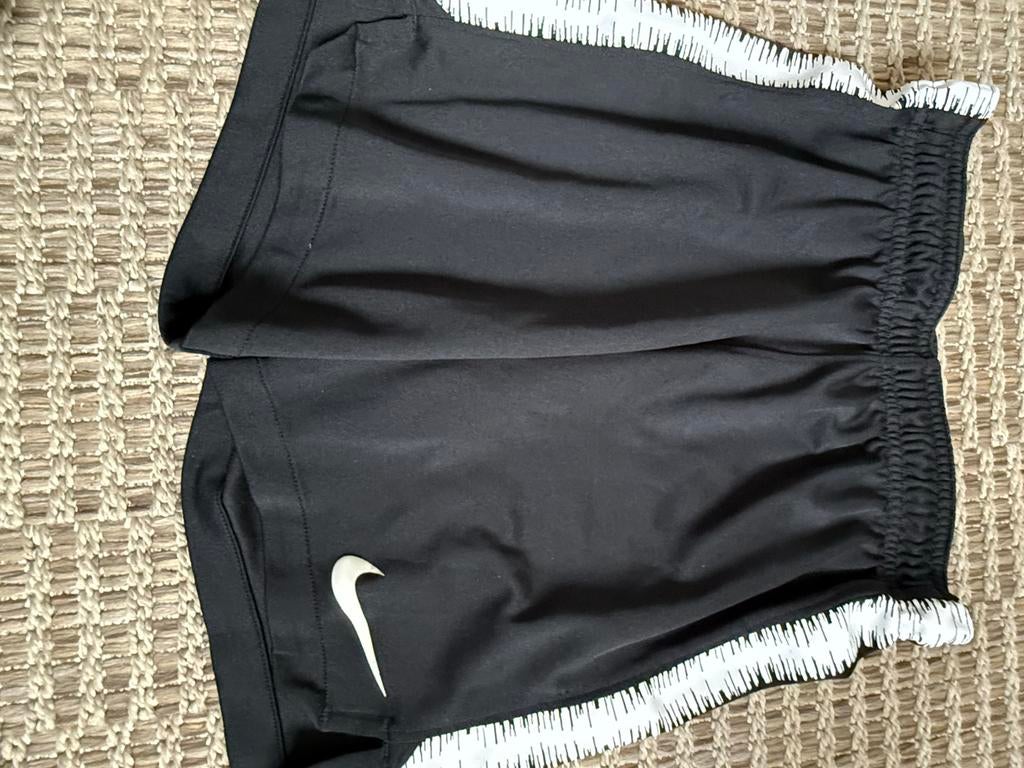 Kort Nike broekje maat 128, Kinderen en Baby's, Kinderkleding | Maat 128, Ophalen of Verzenden