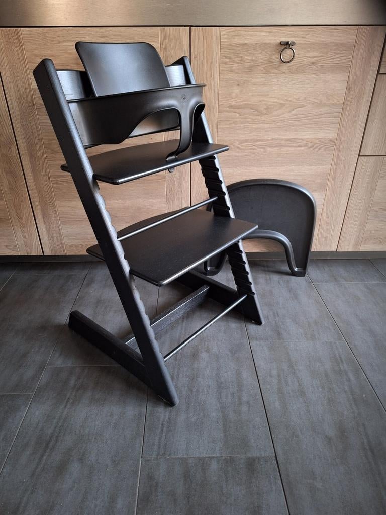 Stokke Trip Trap Tripp Trapp kinderstoel 2023 zwart zgan!, Kinderen en Baby's, Kinderstoelen, Ophalen, Zo goed als nieuw, Meegroeistoel