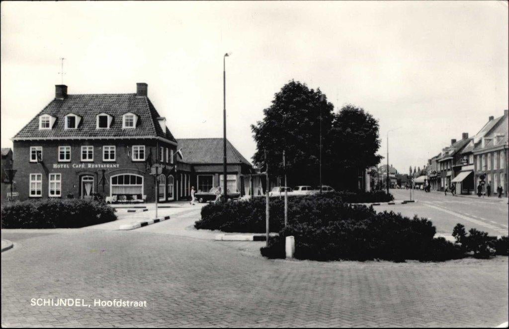 Schijndel Hoofdstraat 1984. met café De Hopbel., Verzenden, 1940 tot 1960, Ongelopen, Noord-Brabant
