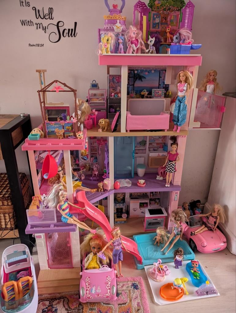 Groot Barbiehuis met veel extra's en accessoires, Kinderen en Baby's, Speelgoed | Poppenhuizen, Zo goed als nieuw, Poppenhuis